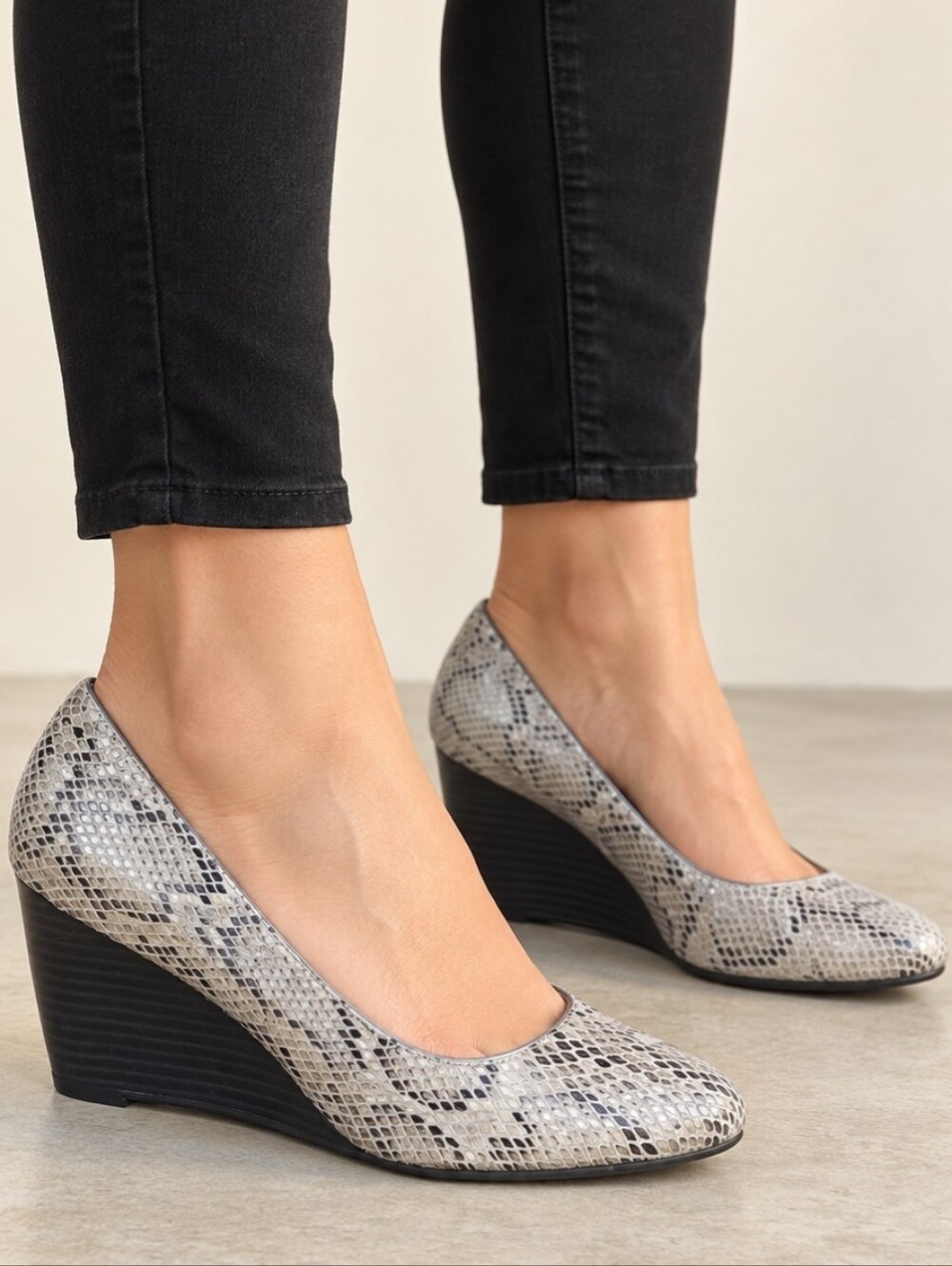 G.H. Bass & Co. Dorothy Y2K Corporate Chic Snake Stacked Wedge Pumps 9M